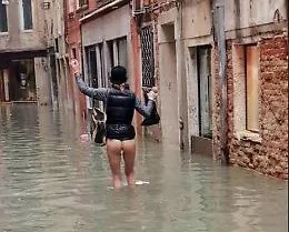 Venezia, nuda per le calli per non rovinare pantaloni e stivali