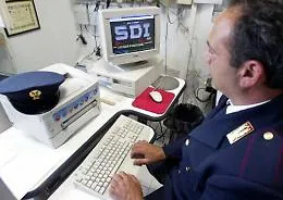 Adescavano minorenni sul web e facevano circolare le foto os&eacute;