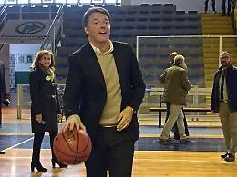 Ragusa, Renzi a canestro con la Passalaqua, ma dribbla la politica