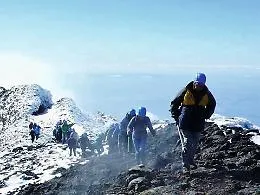 &laquo;Posso portare i turisti sul vulcano alle Canarie, ma non qui&raquo;. Il paradosso delle guide dell'Etna