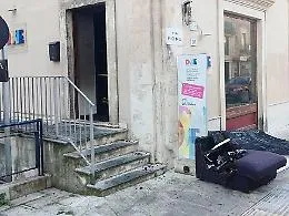 Ragusa, furto e incendio in via Roma: nel mirino un' agenzia di viaggi