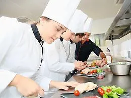 Cercansi cuochi, bagnini e hostess