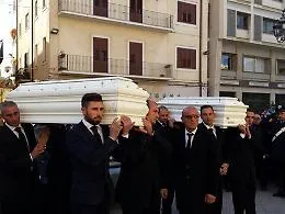 Gela, rose bianche per dare l'ultimo saluto a Gaia e Maria Sofia