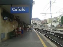 Cefal&ugrave;, locomotore a fuoco evacuato il treno Roma Palermo