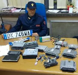 Catania, in un capannone la centrale dei furti d'auto
