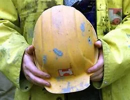 Cede una lastra e precipita gi&ugrave;:  grave operaio di un'impresa edile