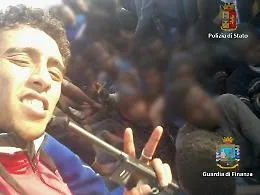 Catania, arrestato scafista tradito dal selfie sul barcone