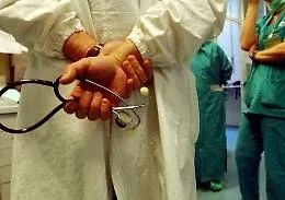 Blitz della polizia contro certificati medici falsi: perquisizioni in nove citt&agrave; e oltre venti indagati