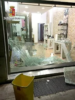Maxi furto in una gioielleria a Raffadali, i ladri svuotano tutto: bottino da 100 mila euro