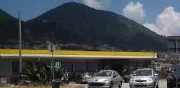 Ruote forate al bus, rissa all'autogrill tra Gela e Sancataldese