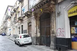 Catania, crolla solaio in via Santissima Trinit&agrave;, ferita una donna