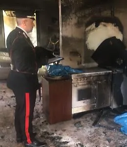 Carlentini, perde il lavoro, picchia la moglie e d&agrave; fuoco alla casa: arrestato