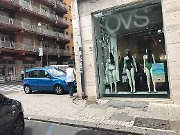 Catania: pedoni per strada e auto sui marciapiedi