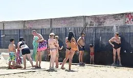 Il Ferragosto (con  vu' cumpr&agrave;) dei catanesi alla spiaggia libera...