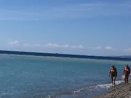 Striscia di acqua sporca alla foce dell'Alcantara