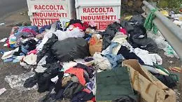 Comportamenti incivili bloccano il riuso: cassonetti per indumenti rimossi dopo poche settimane, ora solo al Ccr