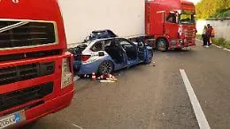 Tir travolge auto della polizia sulla A18
e altri mezzi rimangono pure coinvolti:
tre morti e almeno 4 feriti, alcuni gravi