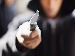 Minaccia nonni con un coltello per comprare scooter: 15enne denunciato