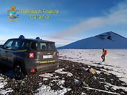 Turisti sull'Etna nonostante divieti e pericoli: denunciate 14 guide