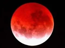 Tutti col naso all'ins&ugrave; all'alba di luned&igrave;: arriva eclisse di Superluna rossa