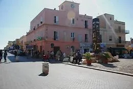 Lampedusa, a fuoco l'auto del capo dell'Utc
