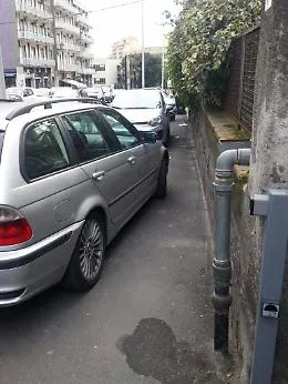 Sosta selvaggia in via Torino a Catania: &egrave; una vergogna!