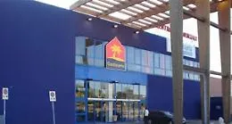 Riposto, colla nei cancelli del centro commerciale