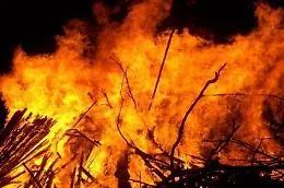 Vampe di San Giuseppe, 24enne si lancia tra le fiamme