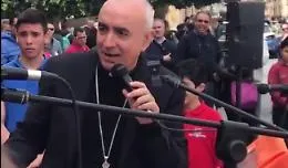 Noto, il vescovo Staglian&ograve; parla ai ragazzi cantando Nek, Mengoni, Moro e Rocco Hunt