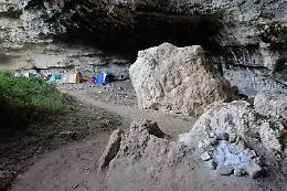 Bivacchi, spazzatura abbandonata e puzza di piscio e merda: oltraggio alla necropoli di Pantalica