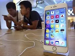 Sale la "febbre" per nuovo iPhone: forse in arrivo 8 e 8 Plus