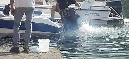 San Giovanni Li Cuti: nel porticciolo motori accesi inquinano il mare