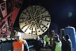 Catania, l'estrazione show della "talpa" della metro che ha paralizzato la Circonvallazione