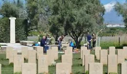 Famiglia catanese fa picnic di Pasquetta al cimitero di guerra inglese
