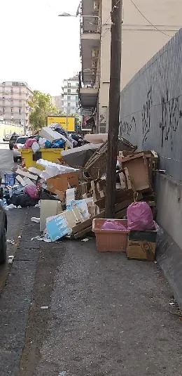 Catania: Via San Nicol&ograve; al Borgo invasa dai rifiuti