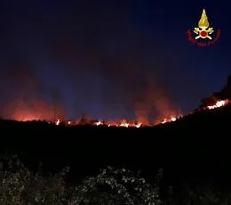 Fiamme sulla collina di Vampolieri, un incubo lungo 6 ore: rogo domato