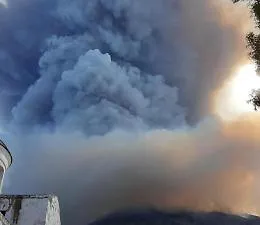 Stromboli ancora sgomenta si &egrave; risvegliata coperta da detriti e ormai spopolata dai turisti