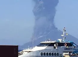 L'Ingv: &laquo;Stromboli ancora in disequilibrio&raquo;. E la Protezione civile sta valutando se innalzare allerta a "giallo"
