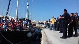 Urlo dalla Alex: &laquo;I migranti sono stremati e ci sono casi di scabbia, fateli scendere&raquo;