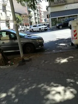 Catania: marciapiede poco pedonale tra dehors e motocicli