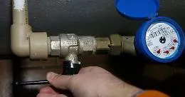 Dipendente corrotto cedeva acqua pubblica: due arresti a Gela