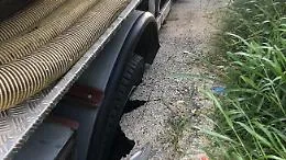 Cede il manto stradale, autobotte intrappolata