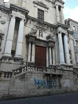 Catania, via dei Crociferi: barocco oscurato da scarabocchi