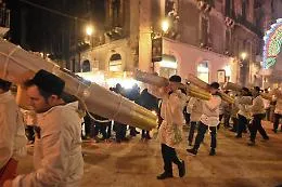 Sant'Agata, i ceri in spalla per grazie da chiedere o gi&agrave; ricevute
