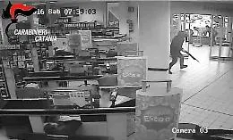Rapina all'Ipersimply di Catania, arrestato un bandito tradito dalle impronte