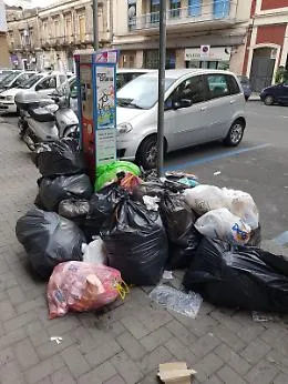 Non solo incivit&agrave;: come si fa a seppellire di rifiuti una colonnina di Sostare?