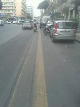 Catania, in viale Veneto la corsia preferenziale dell'autobus &egrave; un parcheggio! E i vigili?