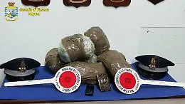 In fila a Pozzallo per imbarcarsi per Malta con quattro chili di droga