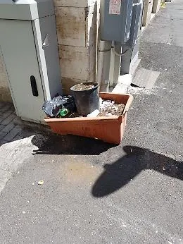 Catania, strade invase dai rifiuti: per&ograve; la tassa la vogliono pagata