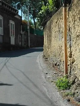 Catania, la strada per arrivare alla fermata metro di San Nullo: non &egrave; una via per pedoni!
